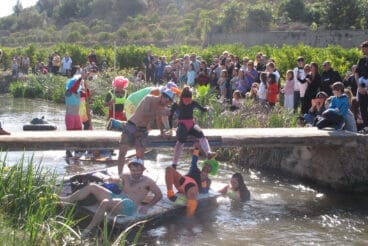 Embarcación atravesando un ostáculo de la Baixà del riu Bullent de Pego 2024