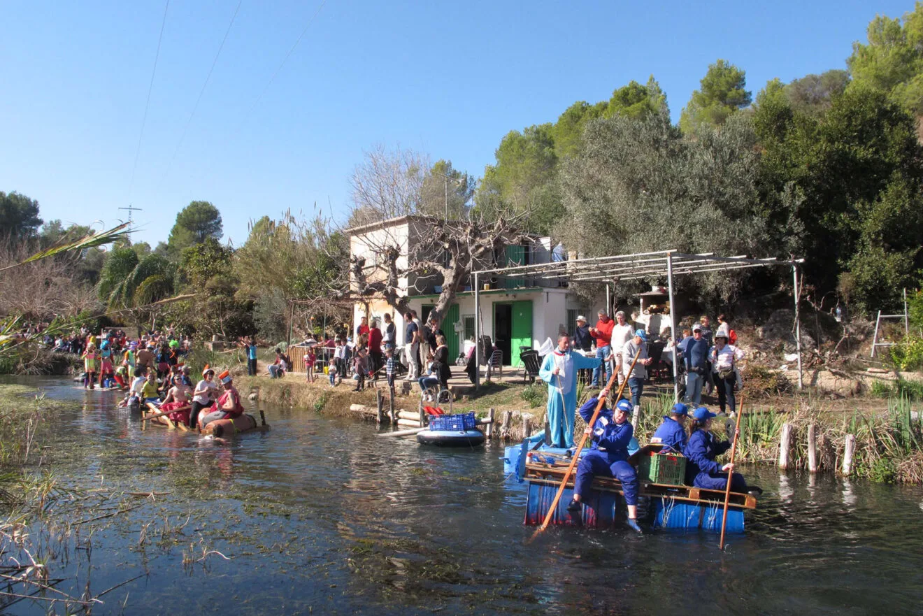 Embarcaciones y espectadores en la Baixà del riu Bullent de Pego en 2024