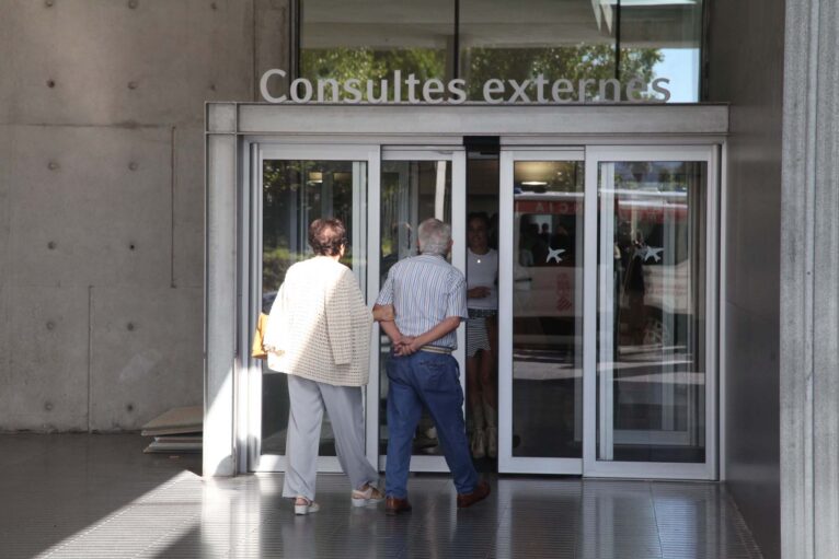 Entrada a consultas externas del Hospital de Dénia