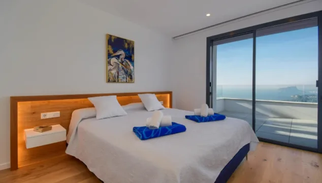 habitacion moderna con vistas al pencc83on de ifach