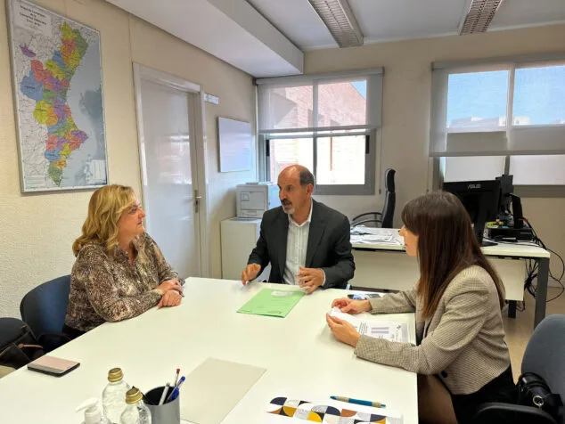 Imagen: La alcaldesa de Calp Ana Sala y la concejal de educación, Mariola Mulet, se reunen con el Director General de Infraestructuras Educativas Rafael Valcárcel