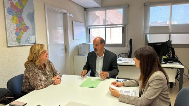 la alcaldesa de calp ana sala y la concejal de educacion mariola mulet se reunen con el director general de infraestructuras educativas rafael valcarcel destacada