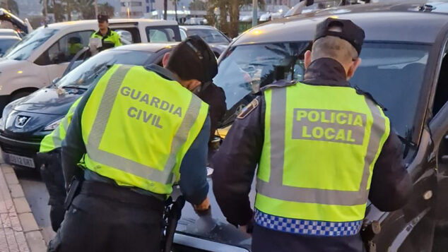 La Policía Local de Calp combate la conducción bajo los efectos de drogas 1 Imagen: La Policía Local de Calp y la Guardia Civil durante el control antidroga
