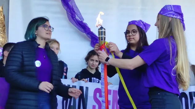 Imagen: Lazos en la llama por la igualdad de los Grupos de Acción Feminista de la Marina Alta