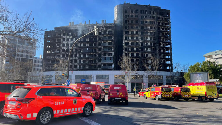 Medios en las inmediaciones del terrible incendio en el barrio de Campanar de València