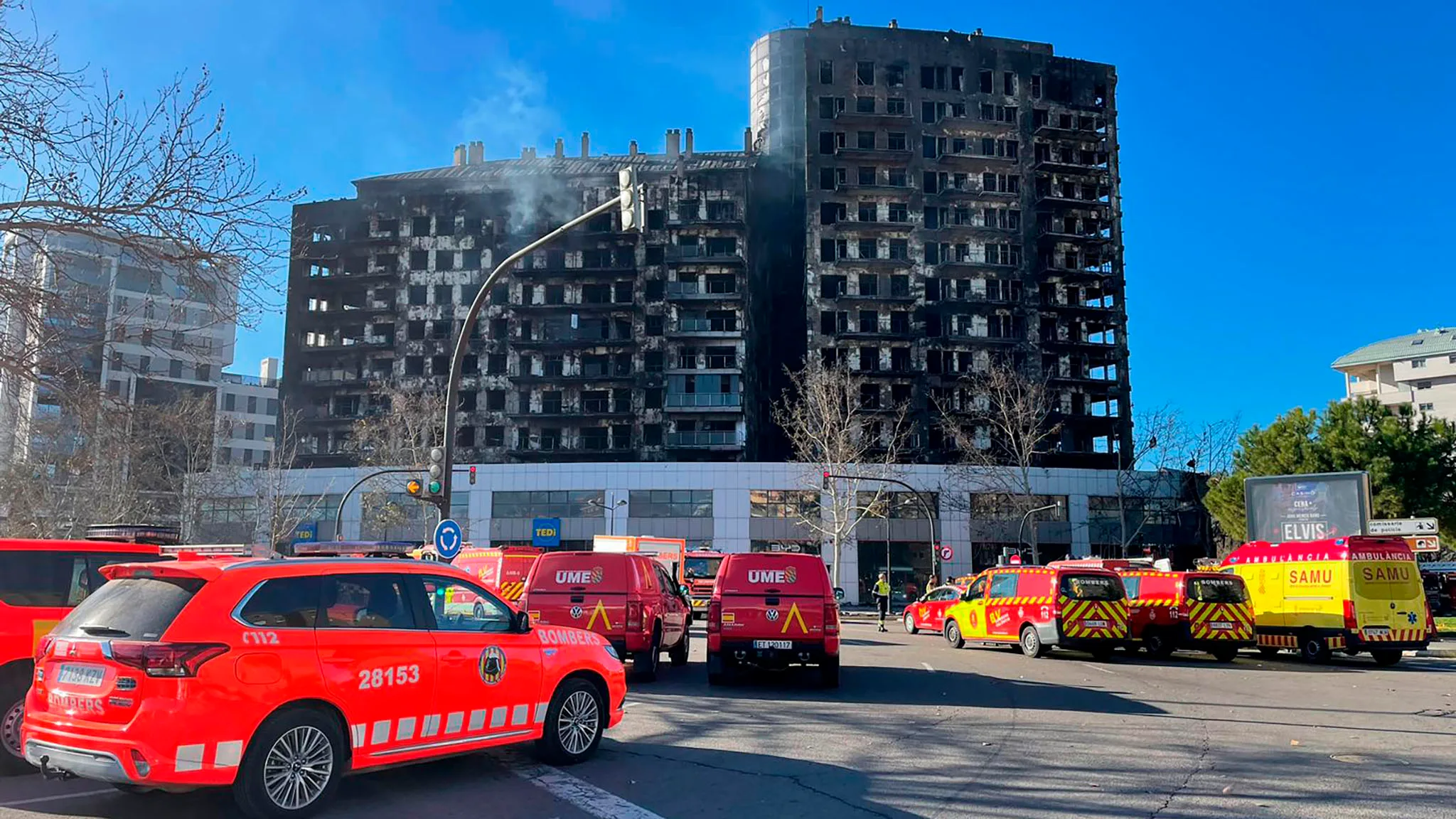 medios en las inmediaciones del terrible incendio en el barrio de campanar de valencia