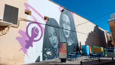 mural feminista en la fachada lateral del cine de pego