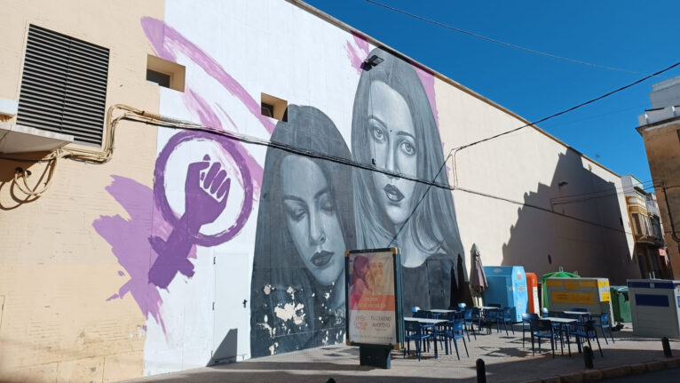 Mural feminista en la fachada lateral del cine de Pego