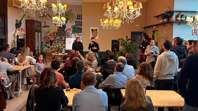 Un centenar de personas arropan en Ondara al escritor Joan Iñareta y a su nueva novela 'Las verdades del corazón' 2 Imagen: Presentación de 'Las verdades del corazón' de Joan Iñareta