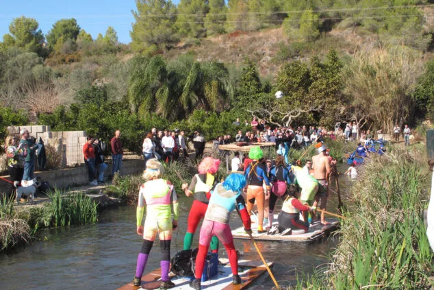 La Baixà del riu Bullent y la Marjal acaparan las miradas de la primera parte del Carnestoltes de Pego 2 Imagen: Público y participantes de la Baixà del riu Bullent en la Marjal de Pego este 2024