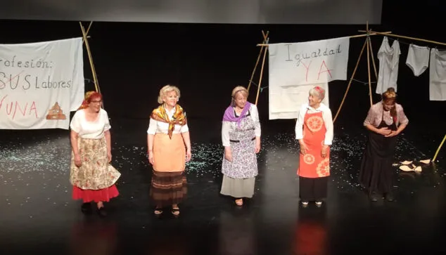 teatro en el festival de fin de curso de los talleres de la tercera edad de denia