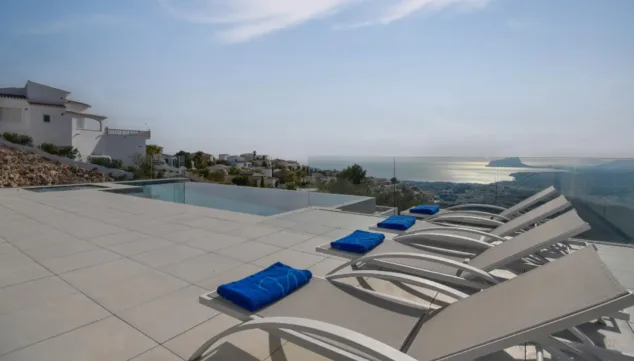 tienes a tu disposicion un solarium y piscina privada para ti y tu familia
