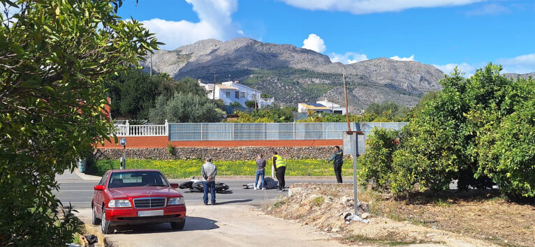 Un motorista choca contra un vehículo en Orba dirección Benidoleig