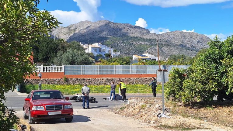 Un motorista choca contra un vehículo en Orba dirección Benidoleig destacada