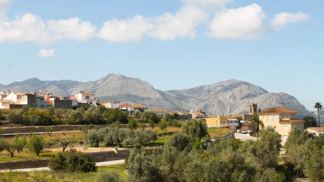 Imagen: Vista de campos y viviendas en Benidoleig
