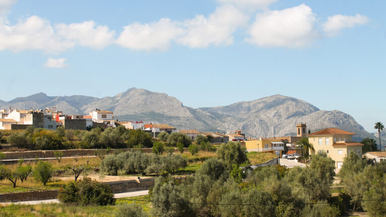 Vista de campos y viviendas en Benidoleig