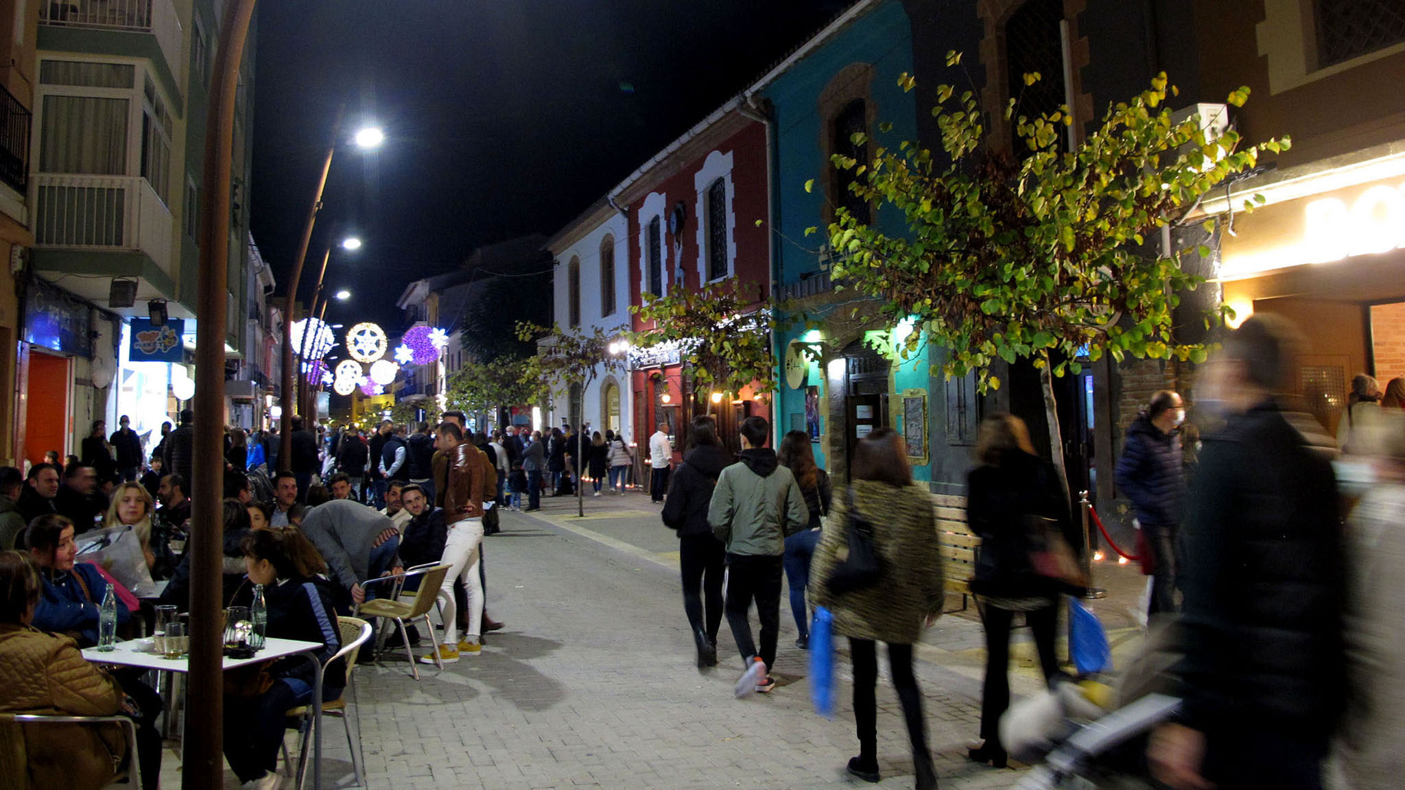 zona peatonal de denia durante la noche