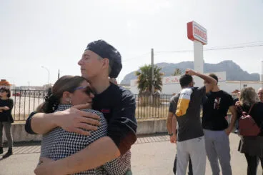 Abrazos agridulces en la despedida de los trabajadores de Bimbo en El Verger