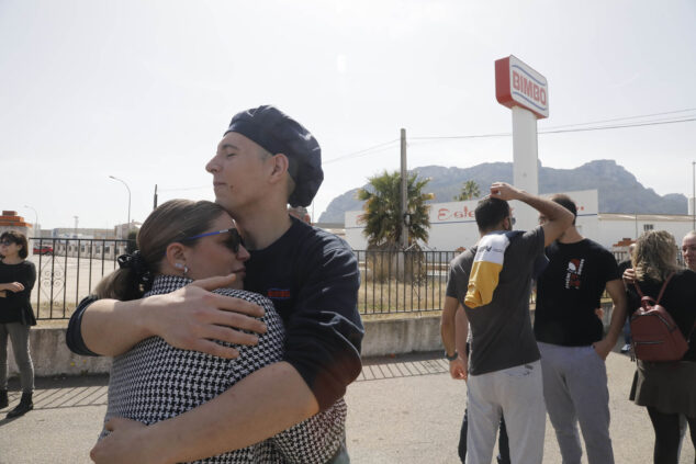 Imagen: Abrazos agridulces en la despedida de los trabajadores de Bimbo en El Verger