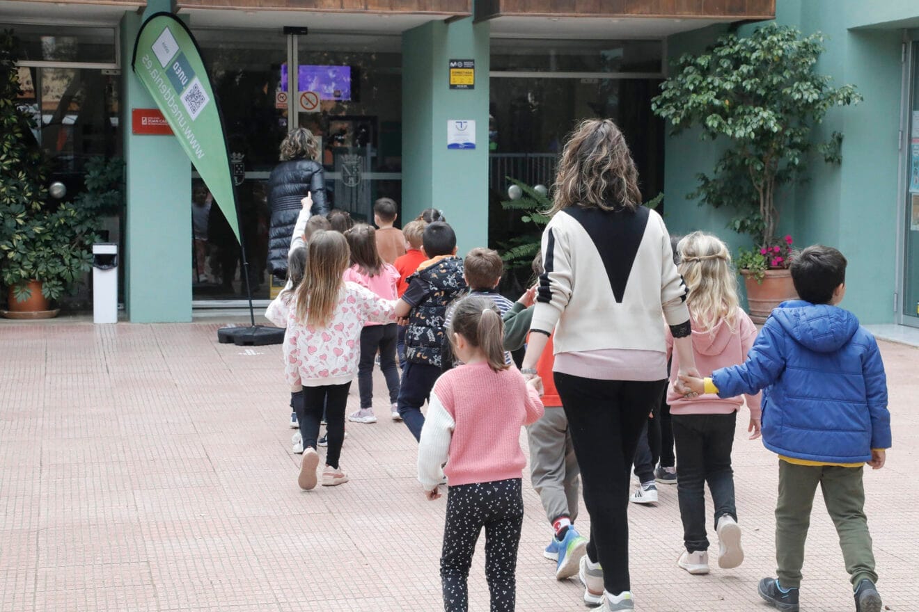 Alumnos en la UNED para recibir un taller sobre igualdad