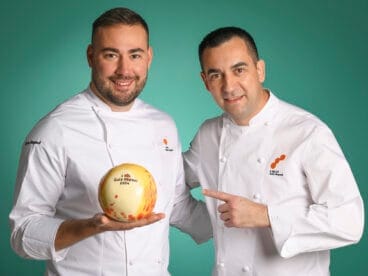 Andrea Drago y Paolo Casagrande con su Sol Repsol 2024 en el restaurante Orobianco de Calp