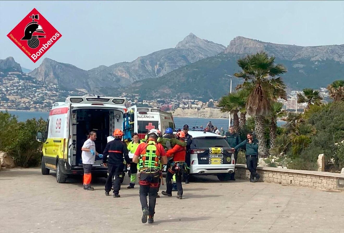 Asistencia al herido en el Peñón de Ifach de Calp