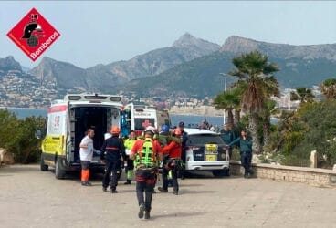Asistencia al herido en el Peñón de Ifach de Calp