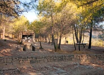 Barbacoa y mesas de pícnic en el área recreativa de Castell de Castells