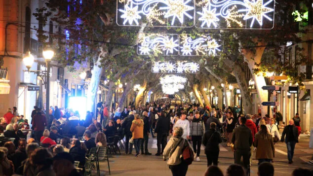 Imagen: Bullicio en Dénia por la Nit de la Llum en 2023