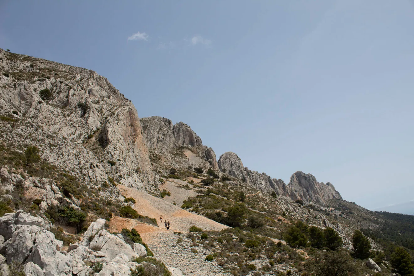Camino en la Serra de Bèrnia junto a las crestas características