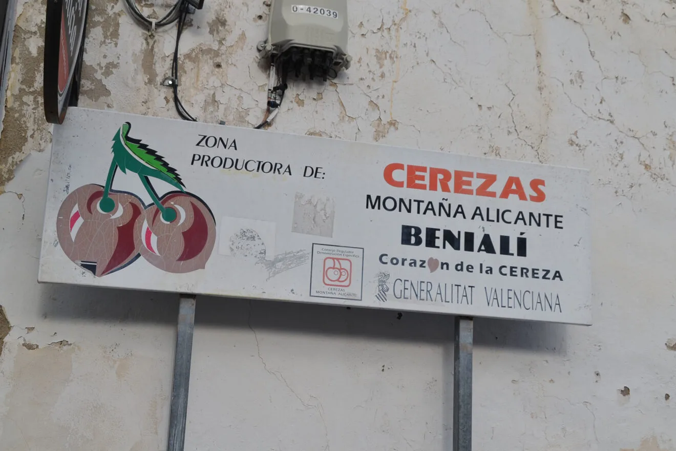 Cartel de Cerezas de la Montaña de Alicante en Benialí, la Vall de Gallinera