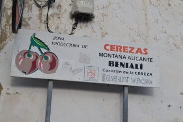 Cartel de Cerezas de la Montaña de Alicante en Benialí, la Vall de Gallinera