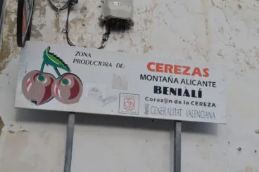 Cartel de Cerezas de la Montaña de Alicante en Benialí, la Vall de Gallinera