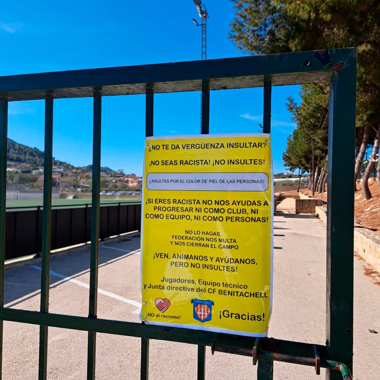 Cartelería antirracista en el campo de fútbol del C.F. Benitatxell