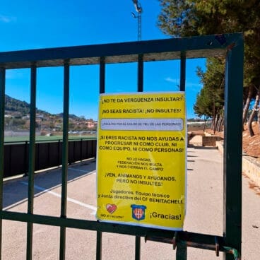 Cartelería antirracista en el campo de fútbol del C.F. Benitatxell
