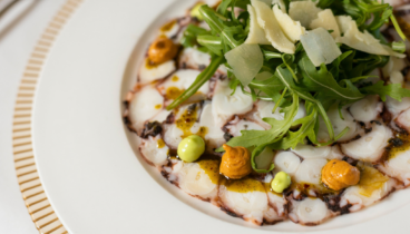 Crpaccio de pulpo con reducción d verduras y parmesano
