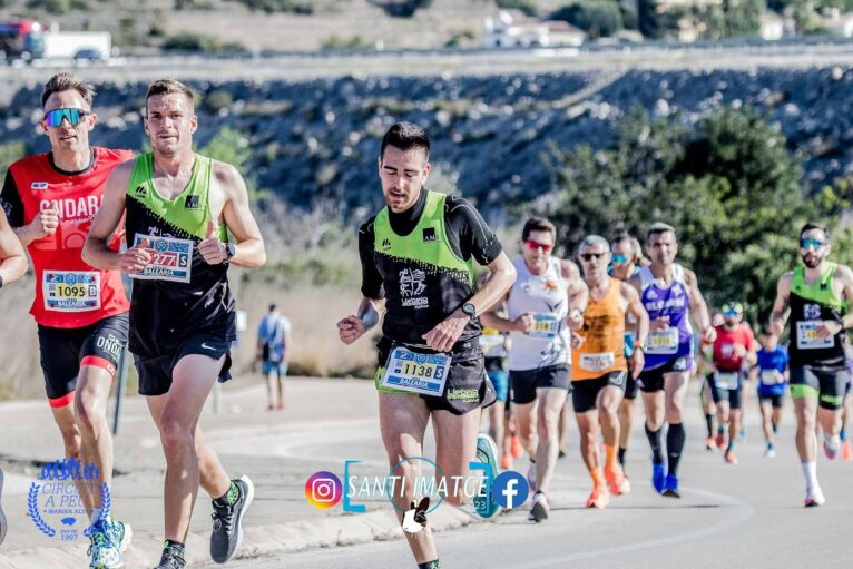 Atletas durante la carrera de 2023 por Gata de Gorgos