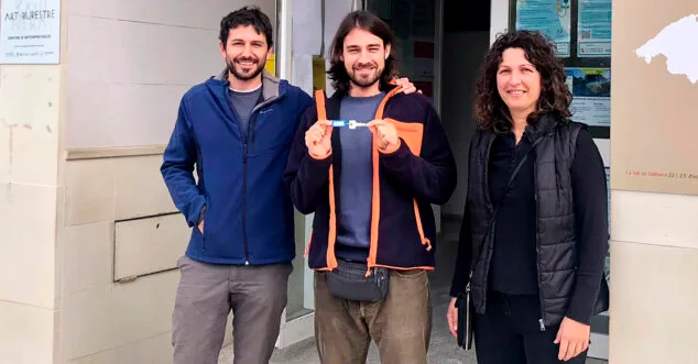 de izquierda a derecha ignasi mora alcalde de la vall de gallinera hugo primer alumno en practicas en el coliving y diana femenia regidora de urbanismo