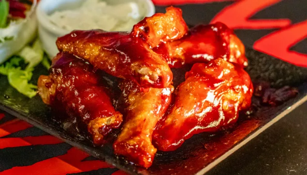 degusta las sabrosas alitas barbacoa en black flame