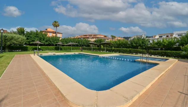 disfruta de una piscina comunitaria como esta para relajarte