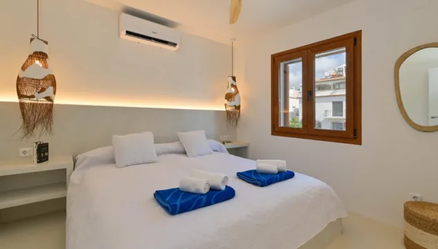 dormitorio con cama king size amplio y con mucha luminosidad