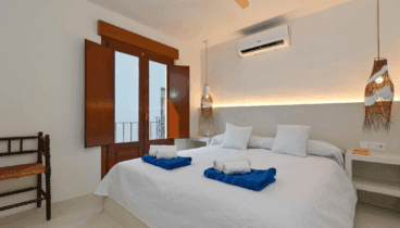 Dormitorio doble moderno y acogedor