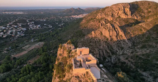 el castell de locaive abre las vistas a pedreguer
