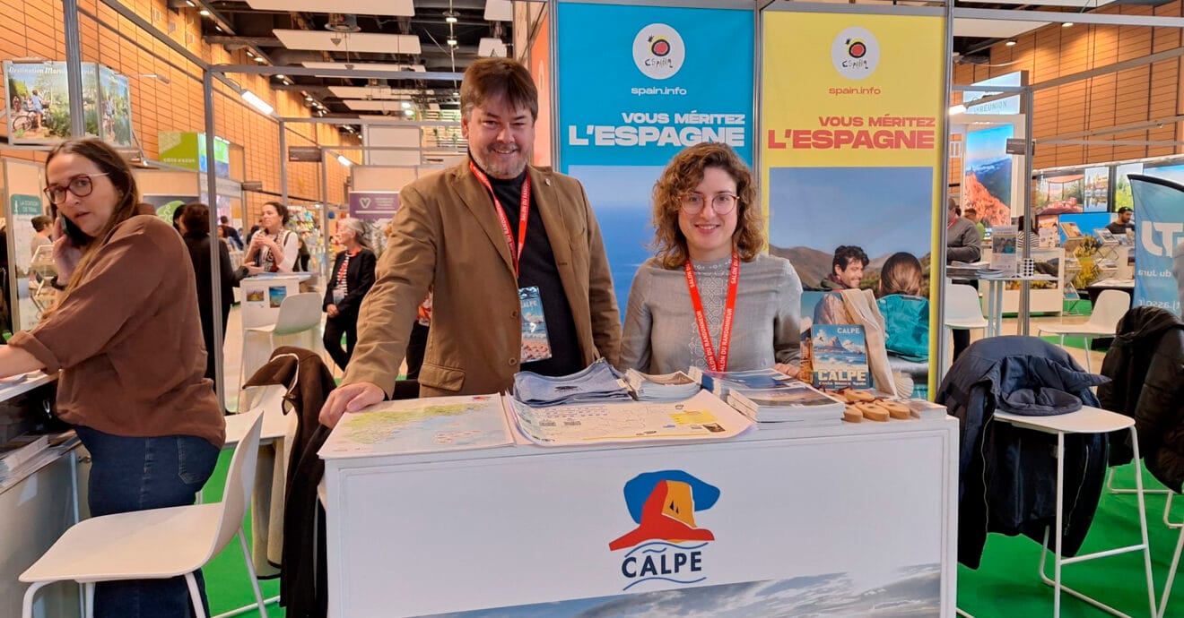 El concejal de Promoción Internacional de Calp, Marco Bittner, y la concejala de Planificación Turística, Mireia Ripoll, en la feria francesa