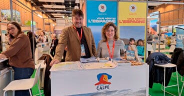 El concejal de Promoción Internacional de Calp, Marco Bittner, y la concejala de Planificación Turística, Mireia Ripoll, en la feria francesa