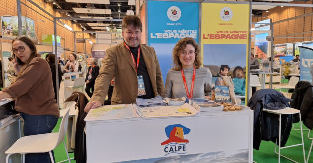 Imagen: El concejal de Promoción Internacional de Calp, Marco Bittner, y la concejala de Planificación Turística, Mireia Ripoll, en la feria francesa