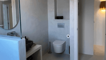 Elegante baño minimalista totalmente equipado