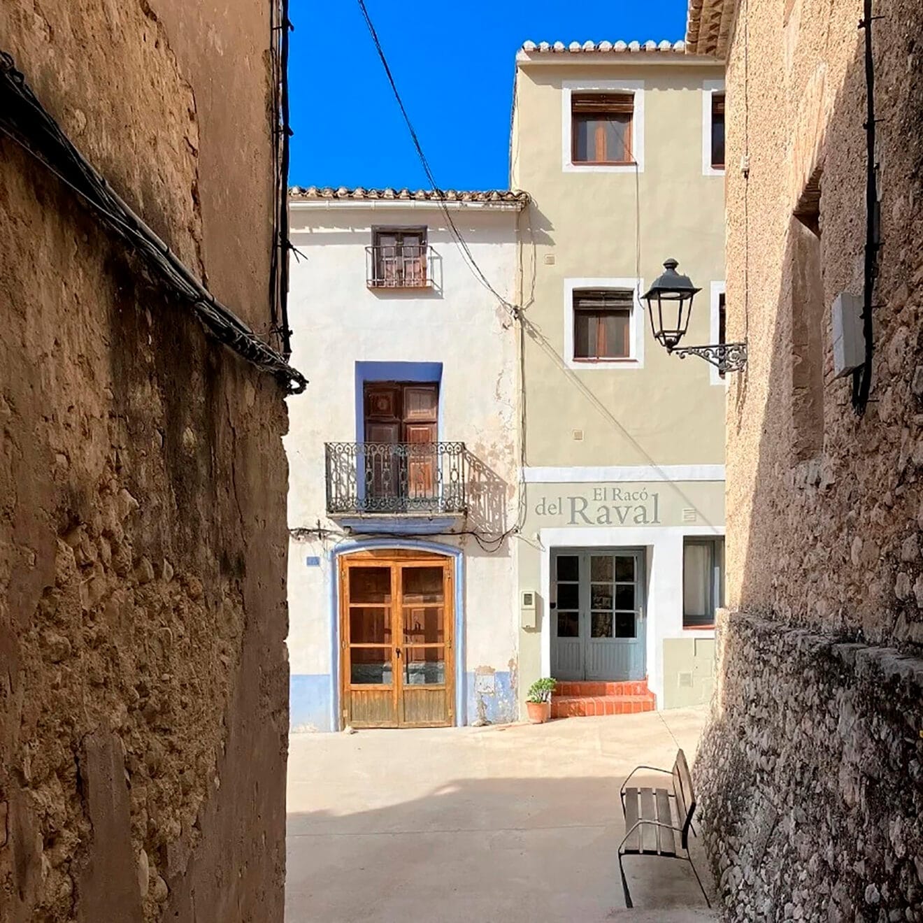 Fachada del restaurante Racó del Raval en Benissivà, la Vall de Gallinera