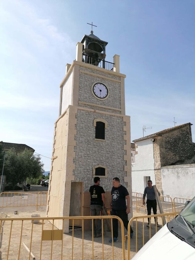 Imagen: Falla en Pamis sobre la emblemàtica torre de Ondara plantada en 2022