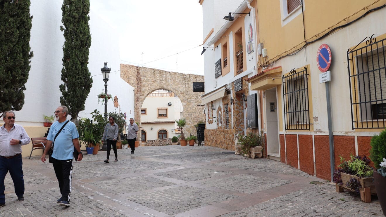 Gente paseando por el centro histórico de Calp